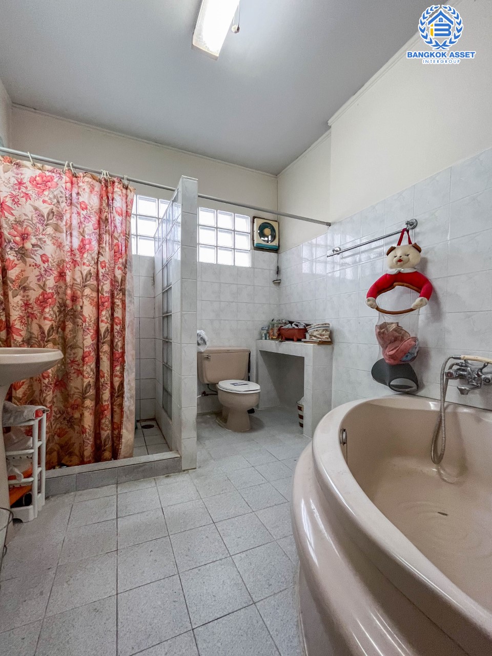 *****บ้านเดี่ยวมือสองกรุงเทพมหานคร หมู่บ้าน ซอยลาดพร้าว35 ลาดพร้าว เนื้อที่กว้างขวางถึง 72 ตร.ว. ฟังก์ชัน 4 ห้องนอน 4 ห้องน้ำ 4 ที่จอดรถ บนทำเลดี เชื่อมต่อ ถ.รัชดาภิเษก,ถ.ลาดพร้าว ใกล้รถไฟฟ้าสายสีน้ำเงิน "สถานีลาดพร้าว" และทางด่วน "ศรีรัช" ห้ามพลาด!